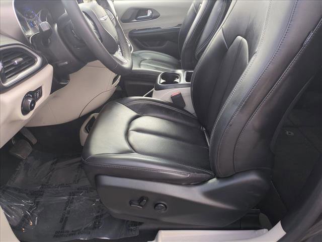 Used 2023 Chrysler Pacifica Touring-L image 15