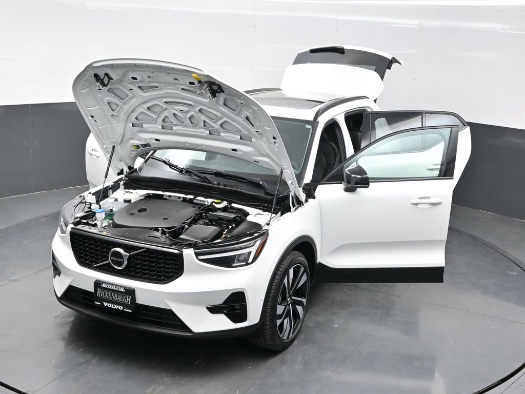 Used 2025 Volvo XC40 B5 Plus image 37