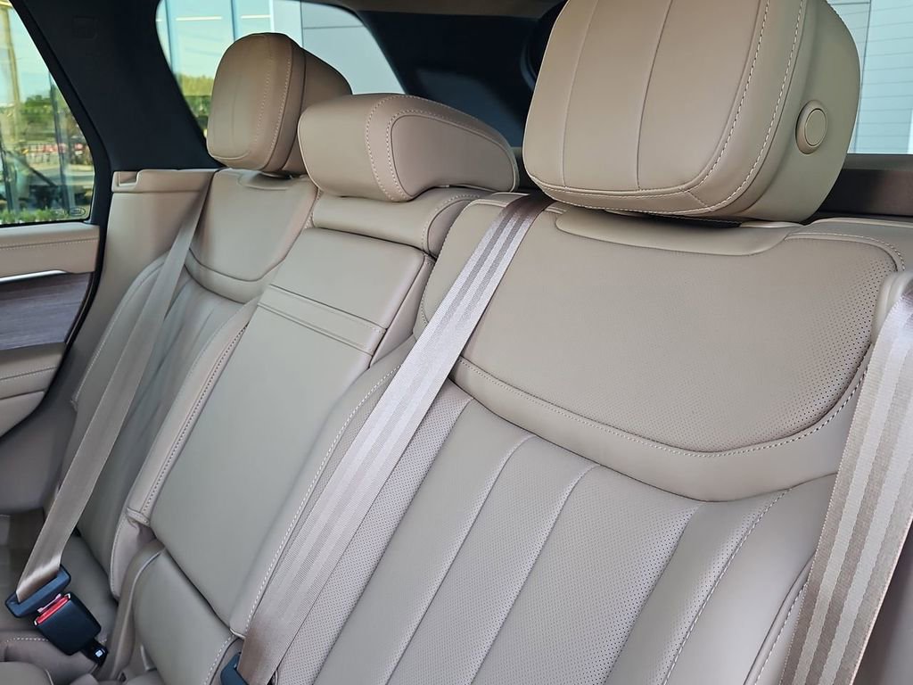 New 2026 Land Rover Range Rover SE image 15