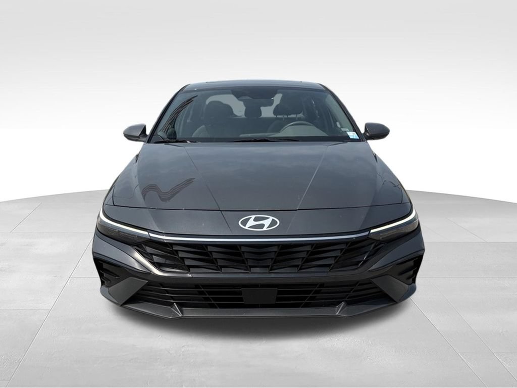 Used 2025 Hyundai Elantra SEL FWD image 2