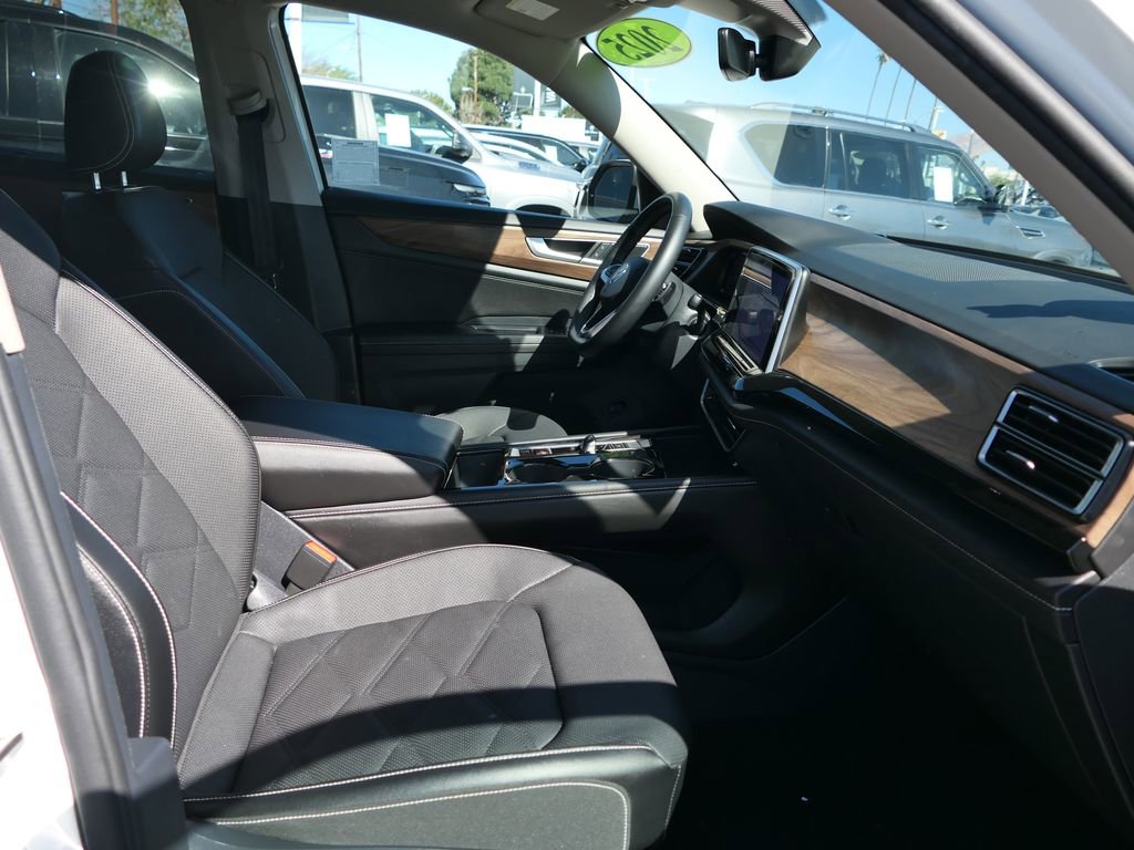 Used 2025 Volkswagen Atlas SE image 25