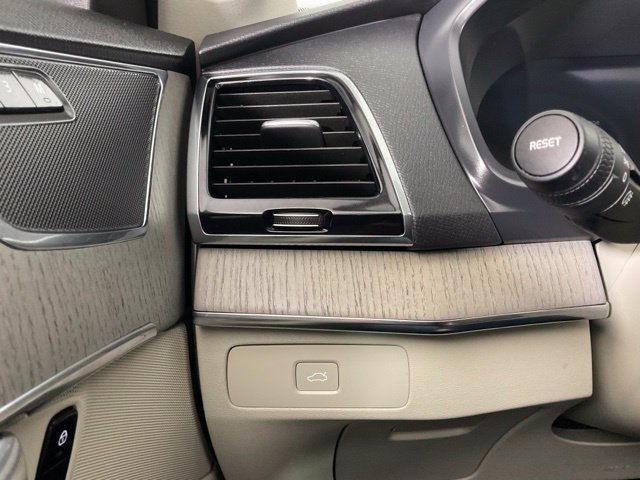 Certified 2025 Volvo XC90 B6 Plus w/ Protection Package Premier AWD/4WD image 21
