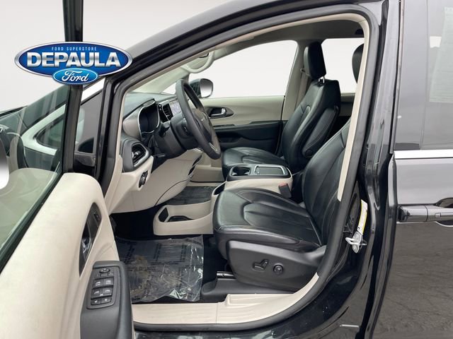 Used 2022 Chrysler Pacifica Touring-L image 11