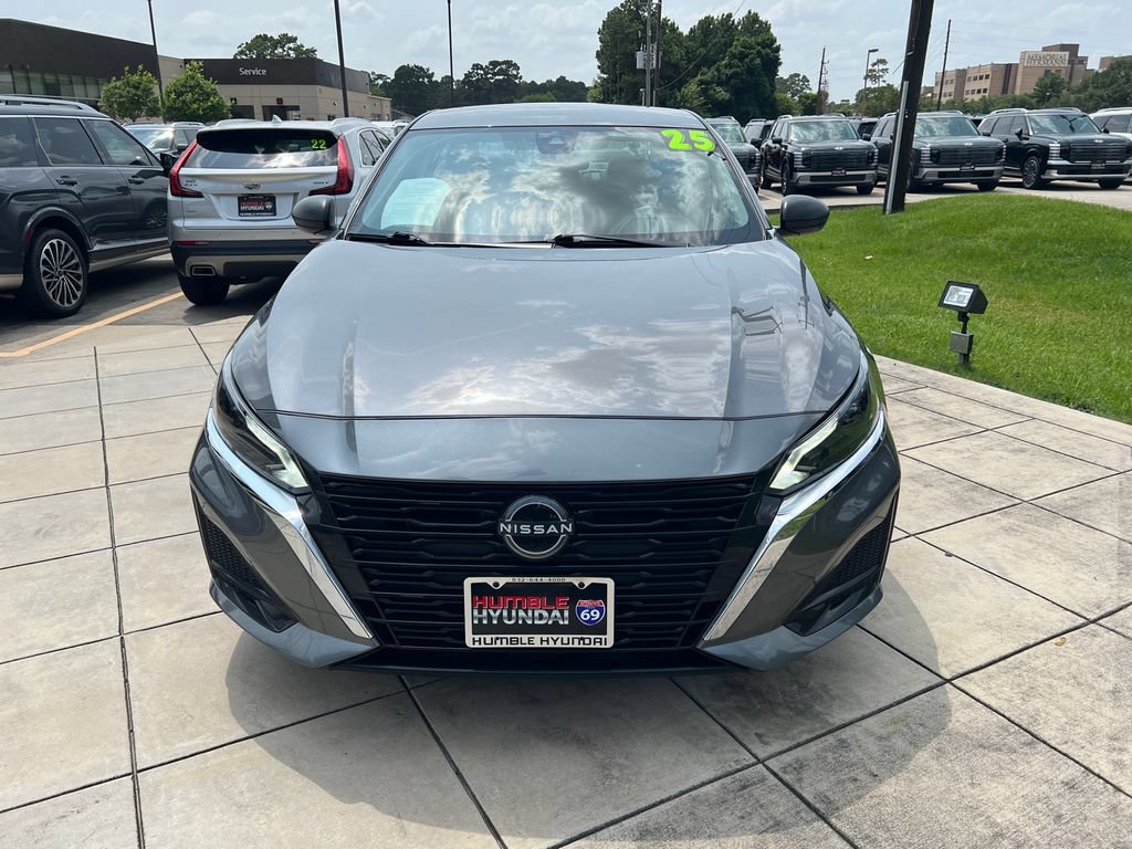 Used 2025 Nissan Altima 2.5 SV FWD image 2