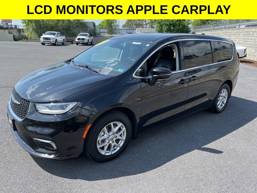 Used 2023 Chrysler Pacifica Touring-L FWD image 5