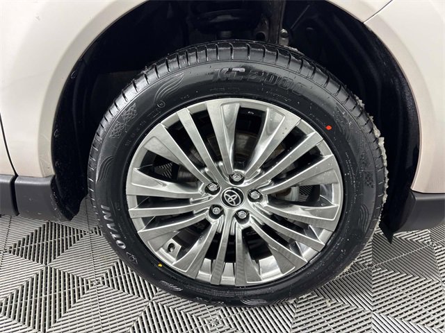 Used 2022 Toyota Venza XLE image 30