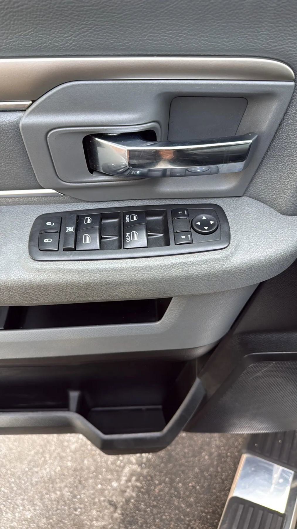 Used 2019 RAM 1500 Classic SLT RWD image 12