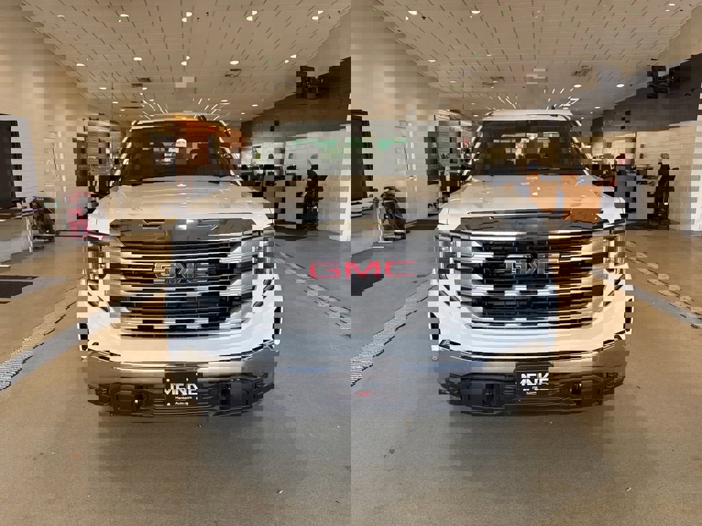 New 2026 GMC Sierra 1500 SLE image 3