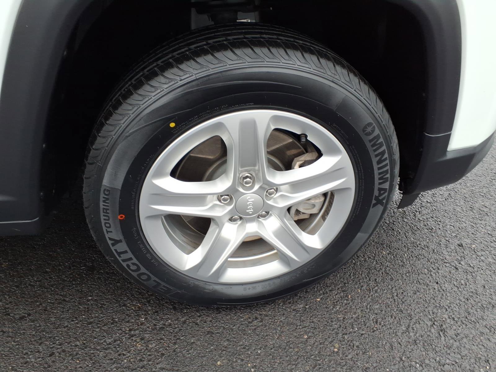 Used 2023 Jeep Compass Sport image 9