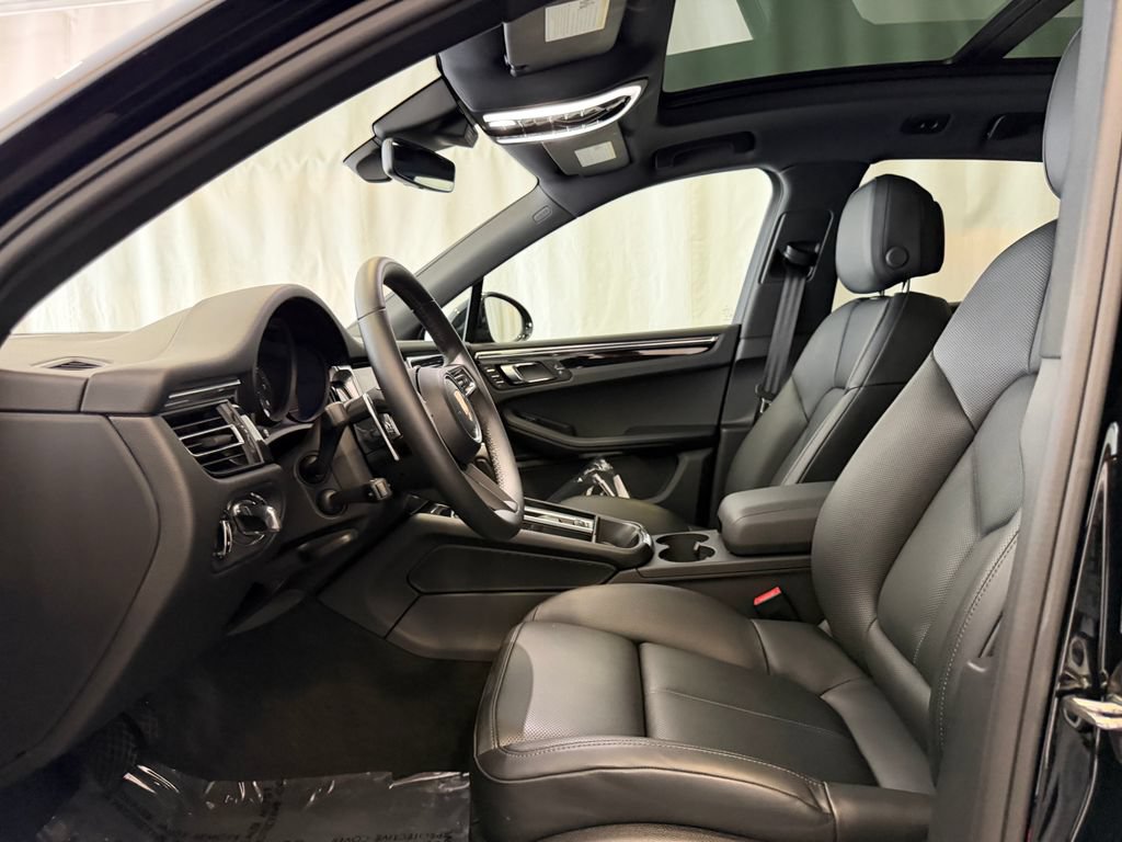 Certified 2026 Porsche Macan AWD/4WD image 5