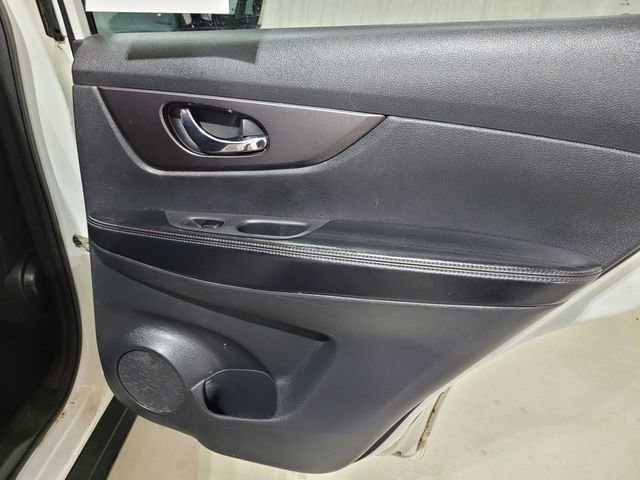 Used 2016 Nissan Rogue SV image 40