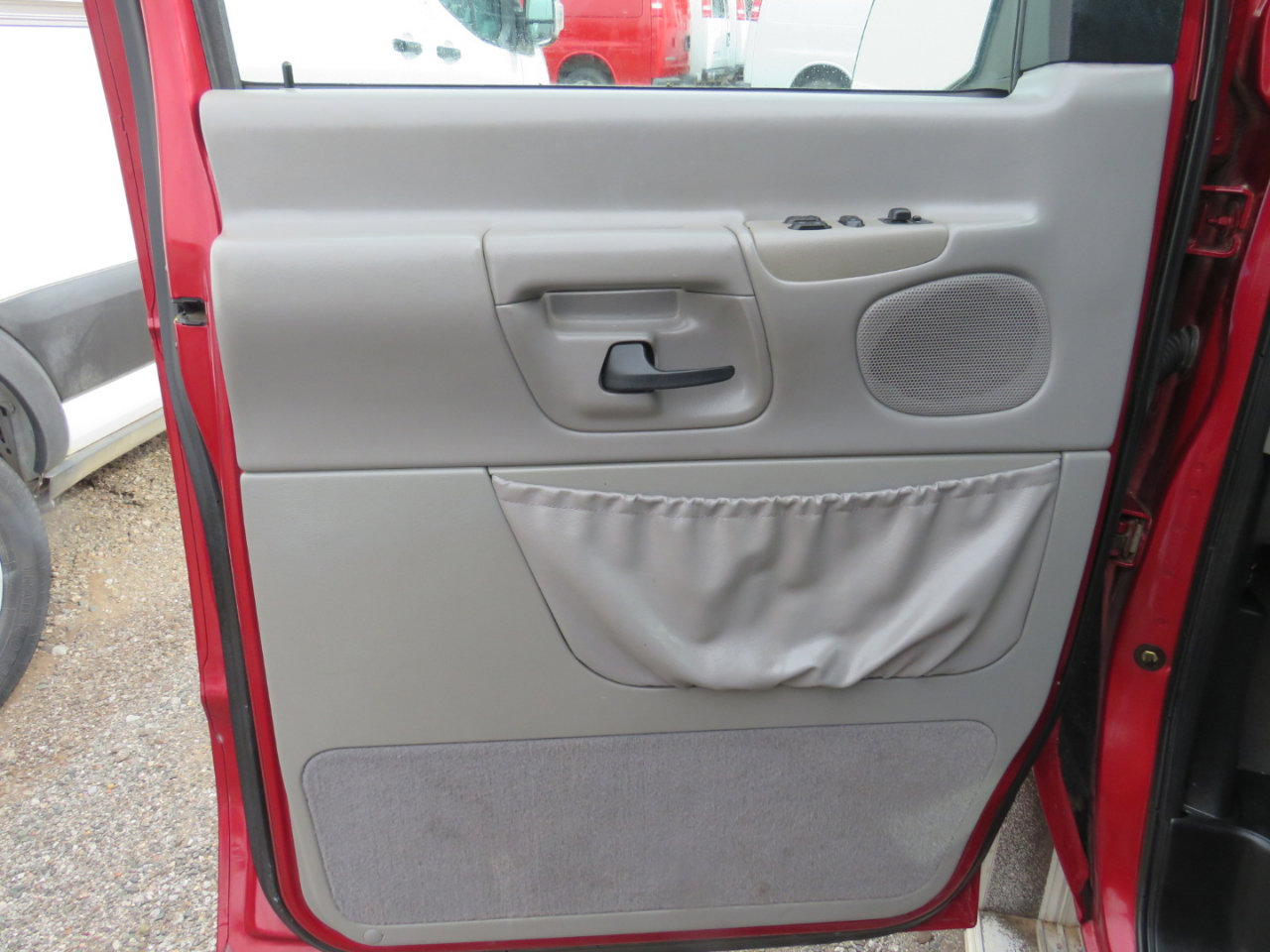 Used 1999 Ford E-150 and Econoline 150 Wagon RWD image 12