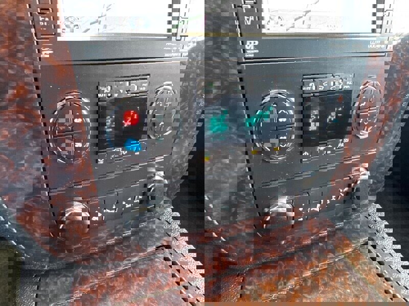 Used 2014 GMC Yukon XL Denali image 25