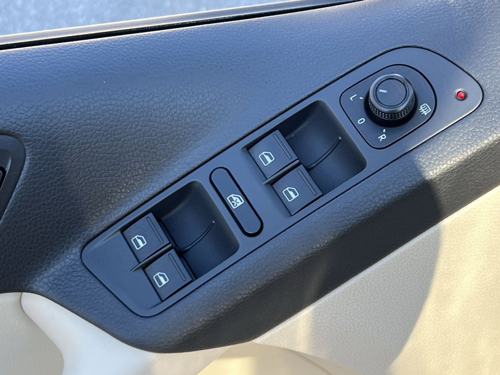 Used 2017 Volkswagen Tiguan S image 11