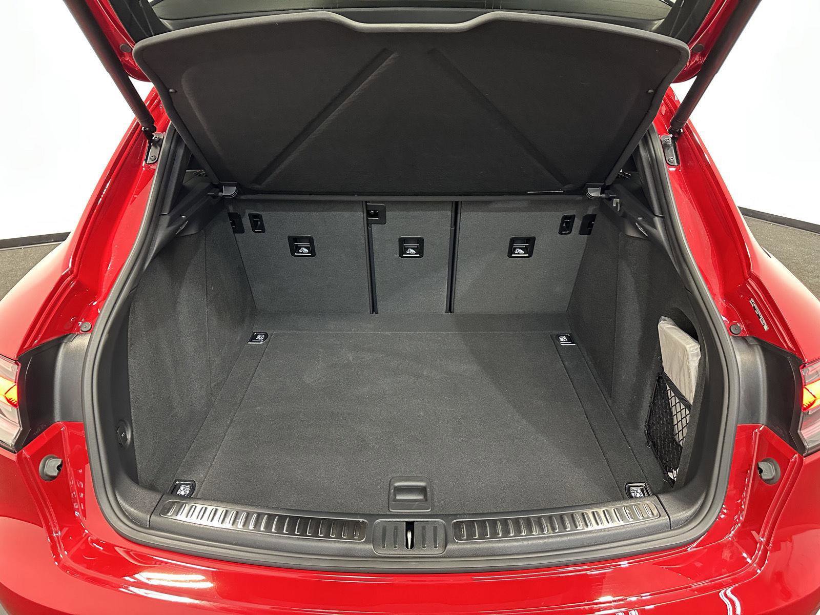 Certified 2025 Porsche Macan image 36