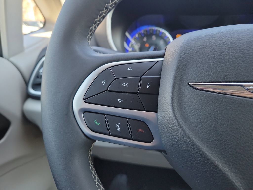 Certified 2024 Chrysler Pacifica Touring-L image 28