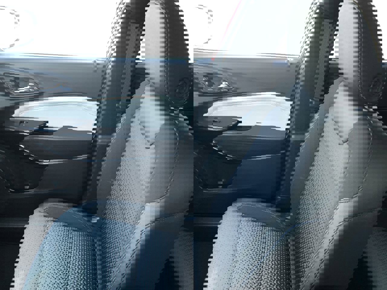 Used 2025 Chevrolet Trax LT w/ LT Convenience Package image 22