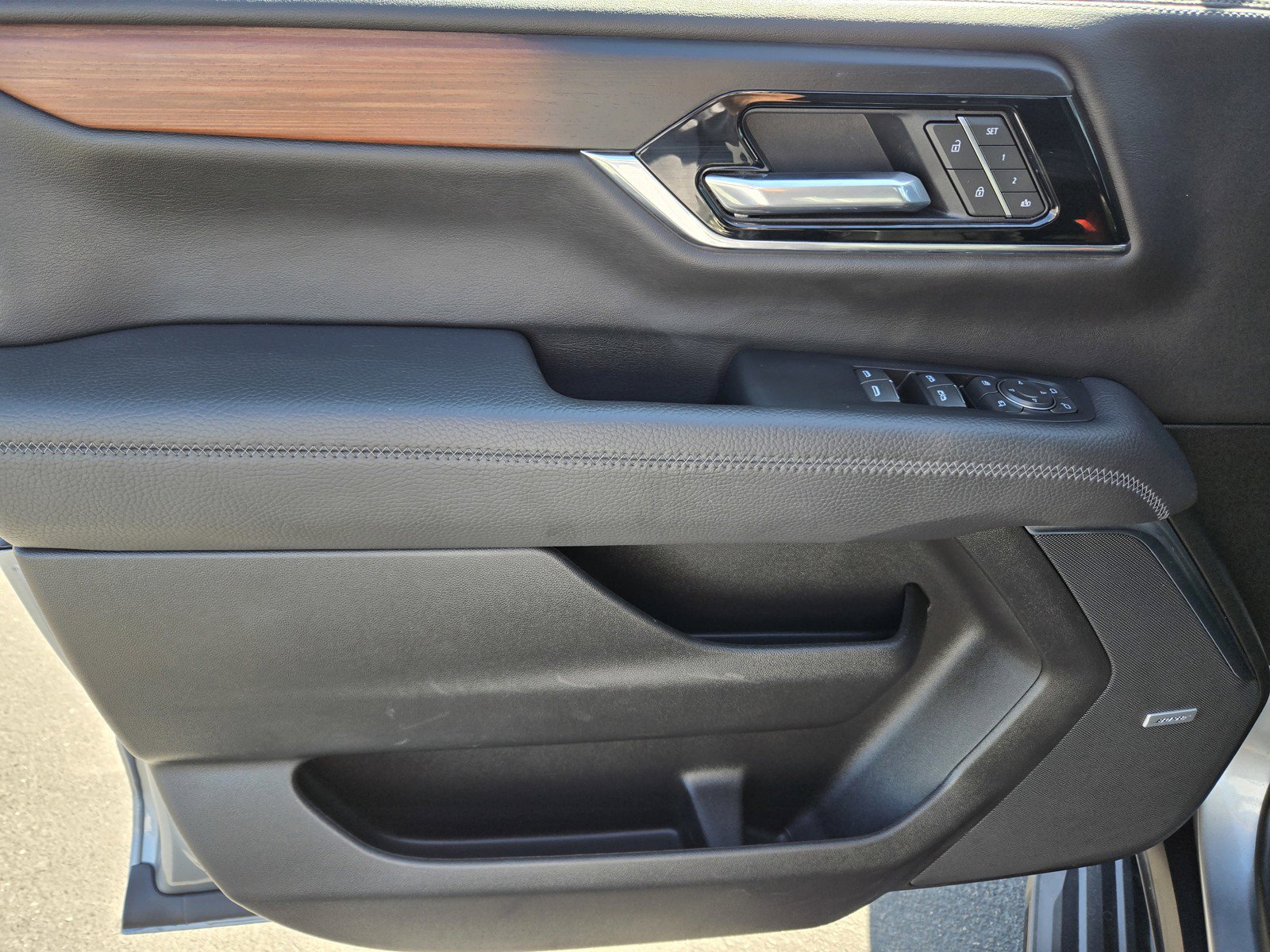 Used 2025 GMC Yukon Denali AWD/4WD image 16