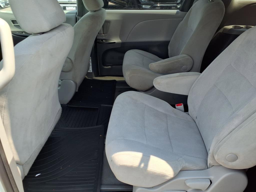 Used 2020 Toyota Sienna L image 25
