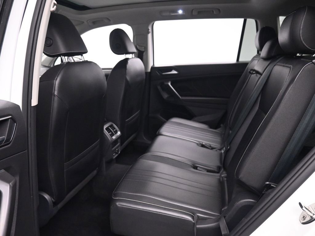 Used 2022 Volkswagen Tiguan SE w/ Panoramic Sunroof Package FWD image 17