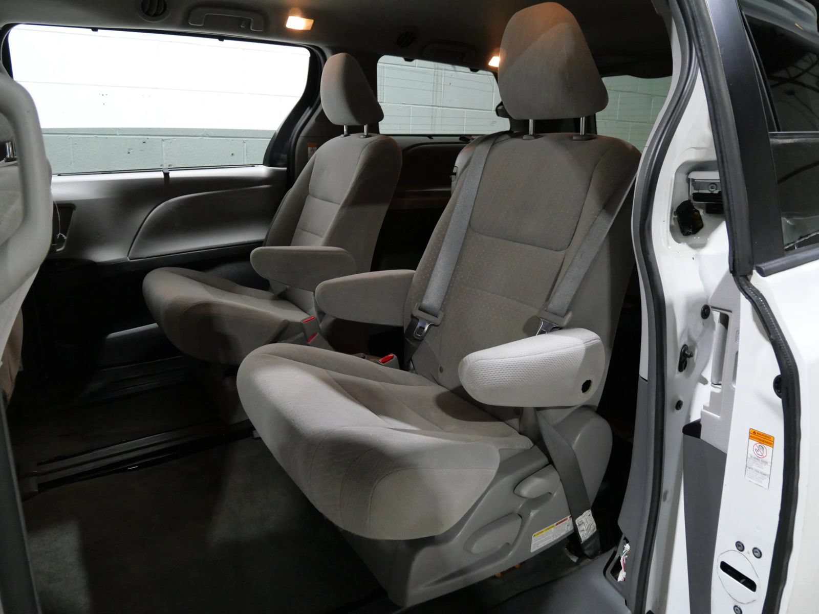 Used 2018 Toyota Sienna LE FWD image 12