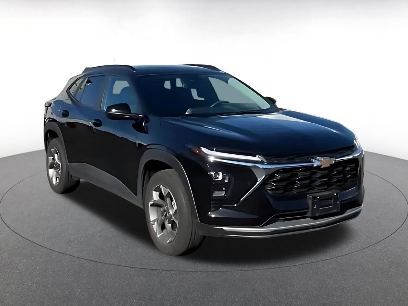 Used 2025 Chevrolet Trax LT FWD image 2
