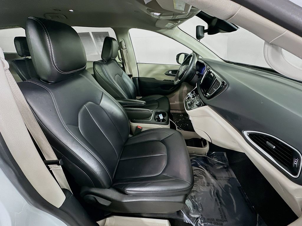 Certified 2024 Chrysler Pacifica Touring-L image 39
