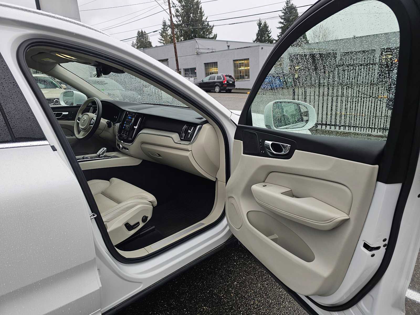 Certified 2023 Volvo XC60 T8 Ultimate w/ Climate Package image 10