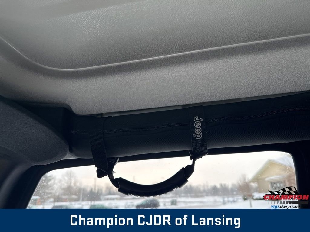 Used 2016 Jeep Wrangler Unlimited Rubicon w/ Connectivity Group image 30