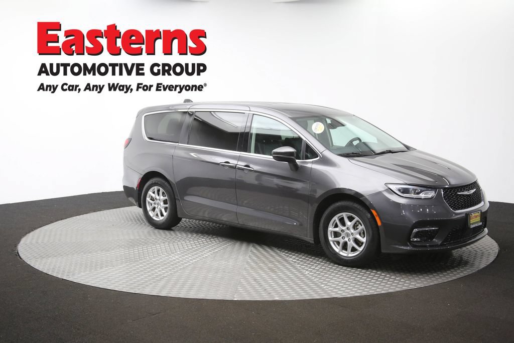 Used 2023 Chrysler Pacifica Touring-L FWD image 49