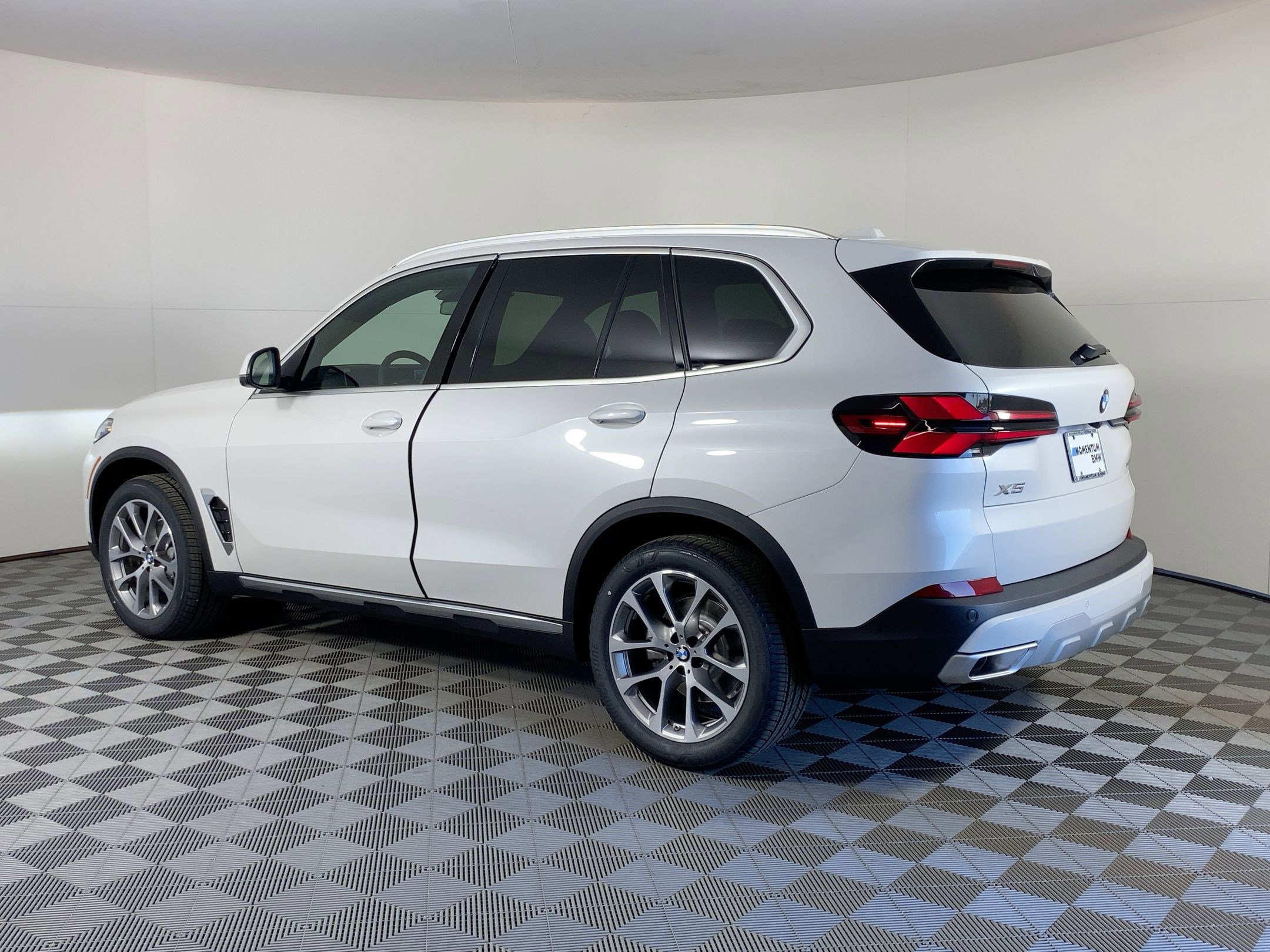 Used 2026 BMW X5 sDrive40i w/ Premium Package image 3