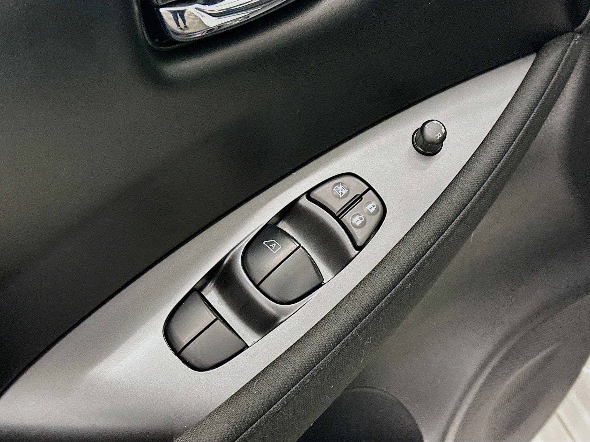 Used 2025 Nissan Leaf S image 15