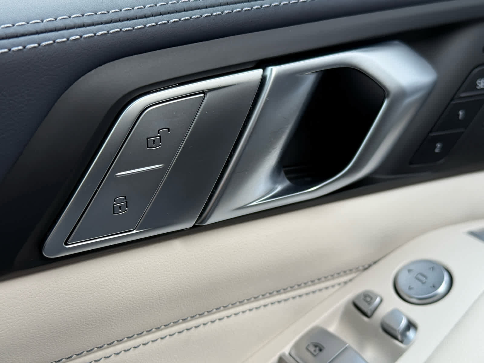 Used 2022 BMW X7 M50i image 25