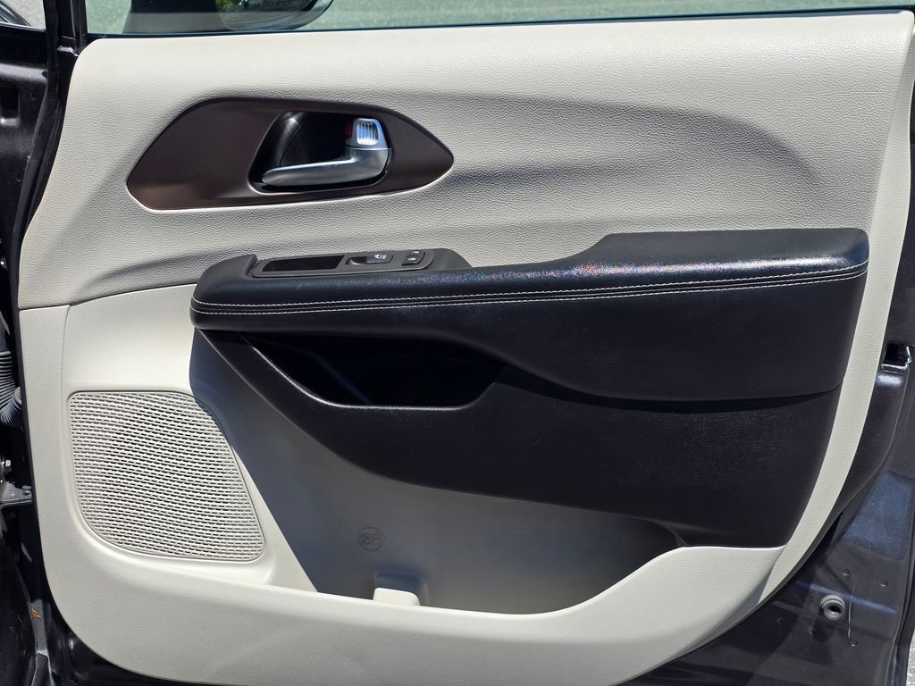 Used 2021 Chrysler Voyager Lxi FWD image 45