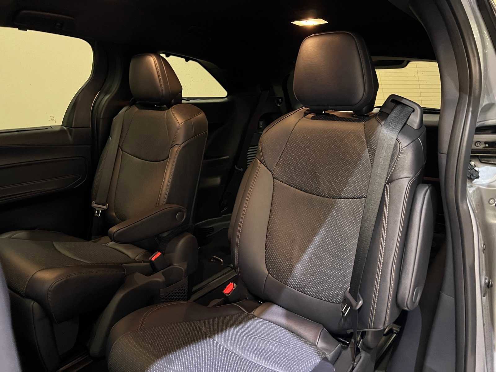 Used 2025 Toyota Sienna Limited image 13