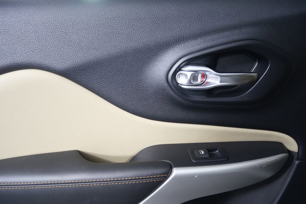 Used 2017 Jeep Cherokee Limited w/ Luxury Group image 13