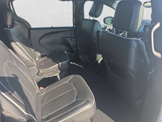Used 2025 Chrysler Pacifica Limited FWD image 11