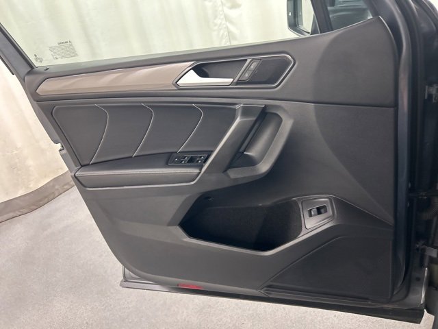 Used 2022 Volkswagen Tiguan SE w/ Panoramic Sunroof Package image 25