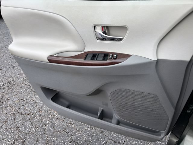 Used 2013 Toyota Sienna XLE FWD image 22