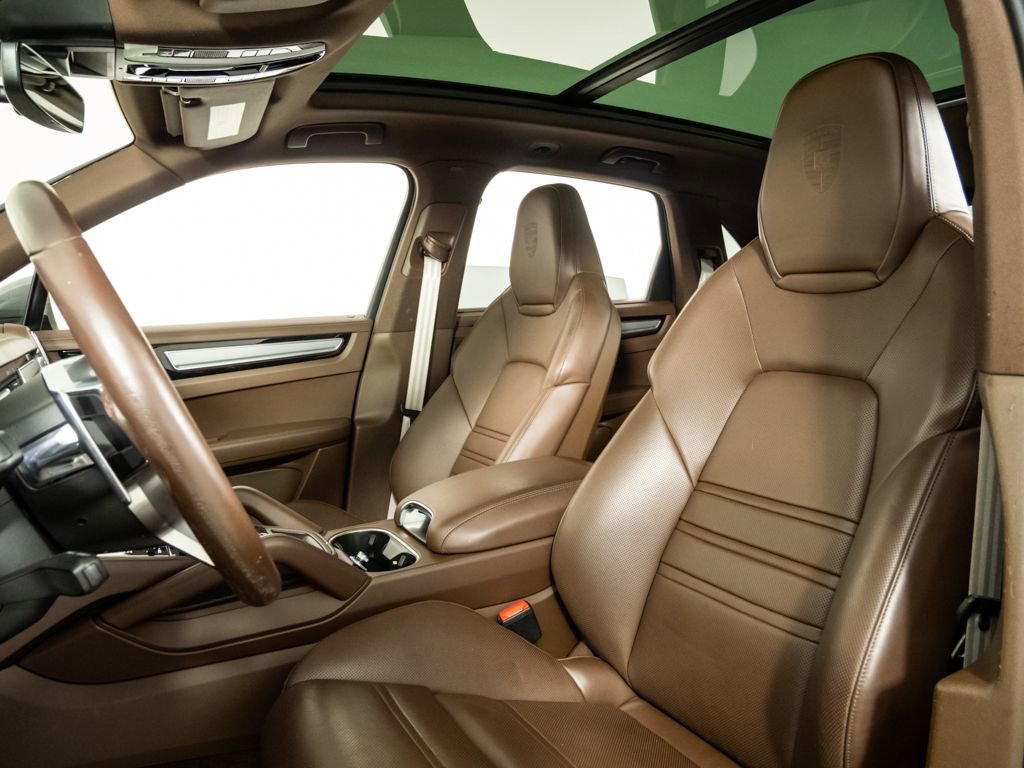 Certified 2023 Porsche Cayenne Platinum Edition image 5