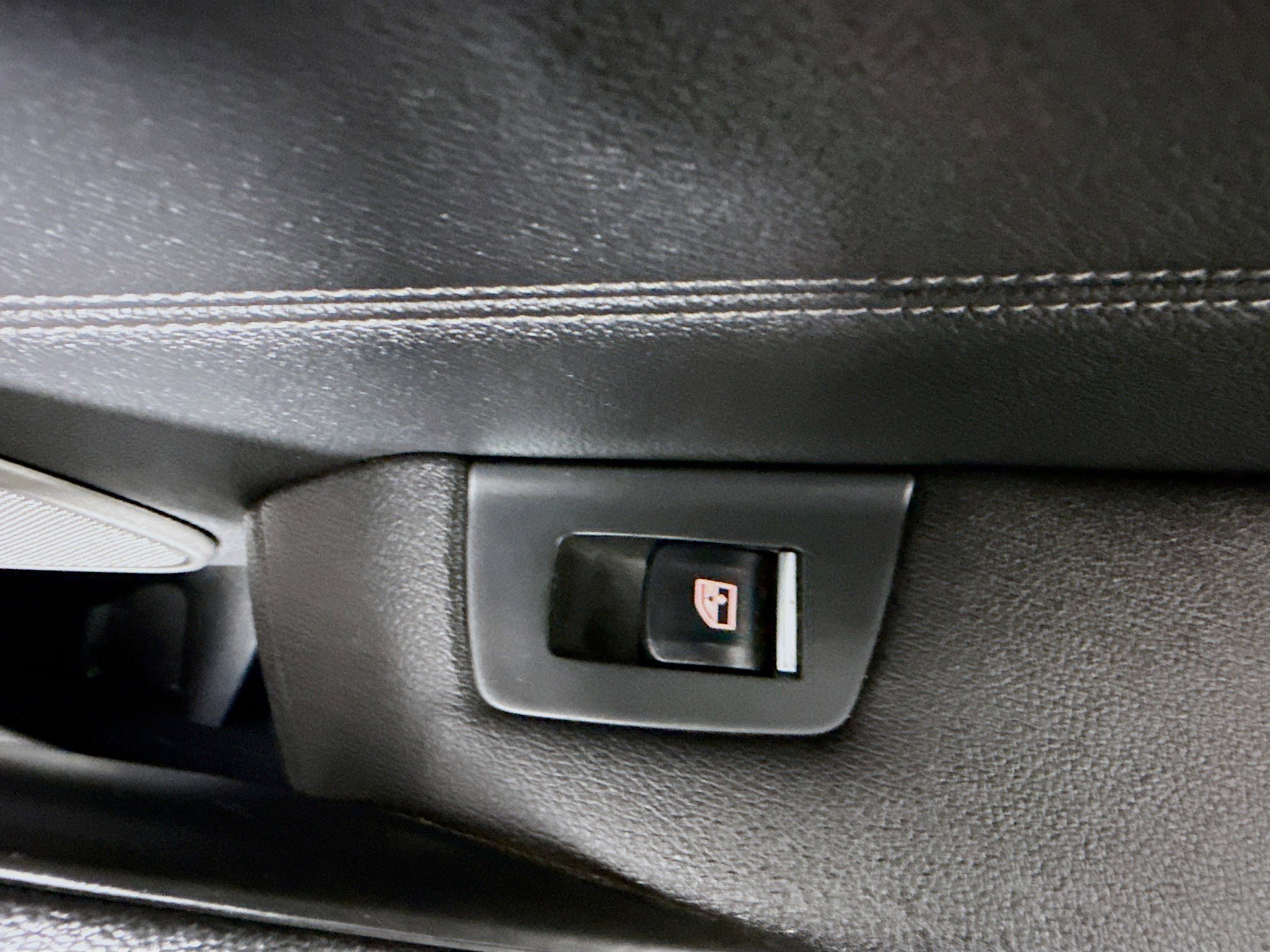 Used 2023 BMW 530e w/ M Sport Package image 31