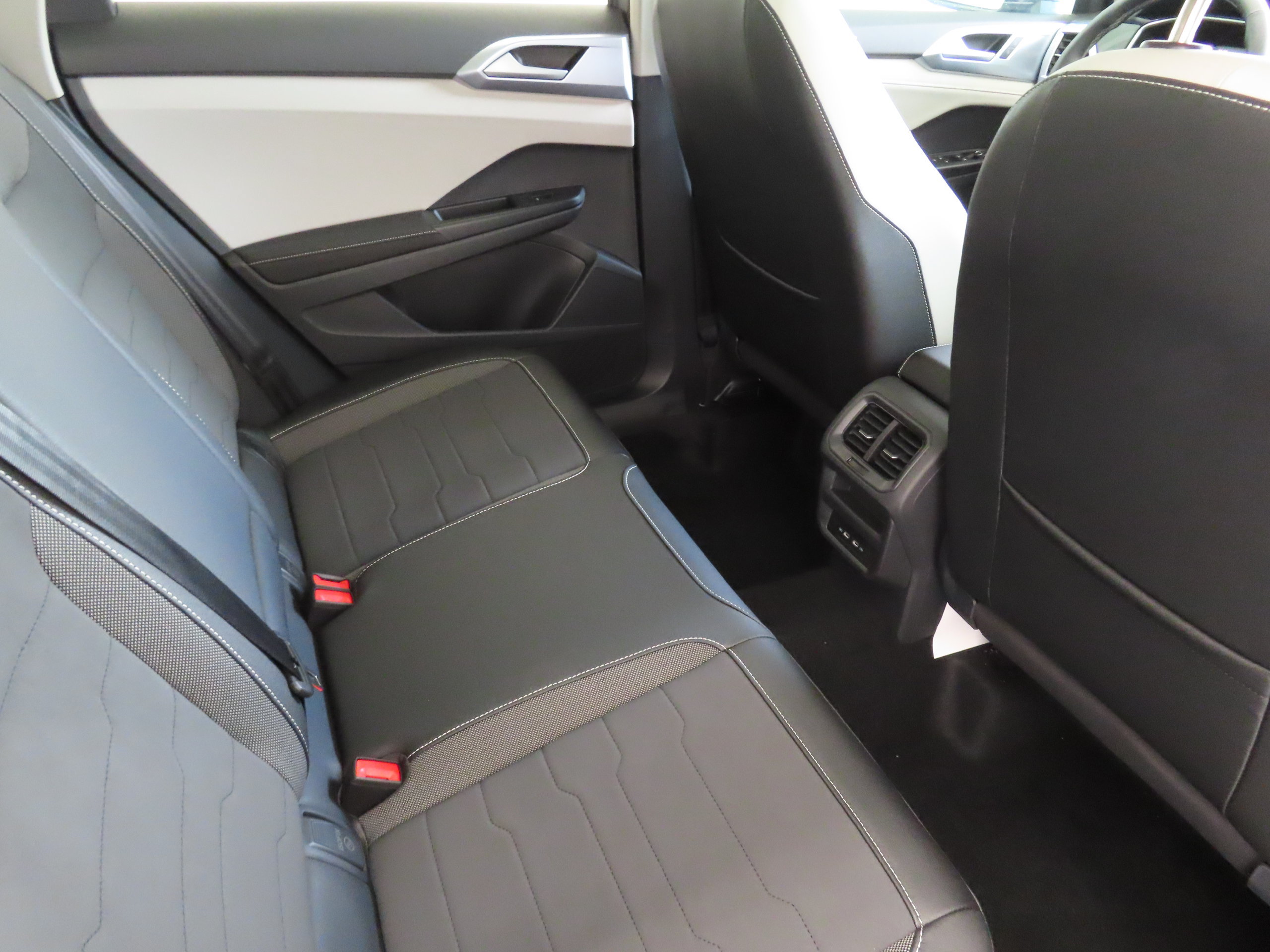 New 2026 Volkswagen Taos SE FWD image 23