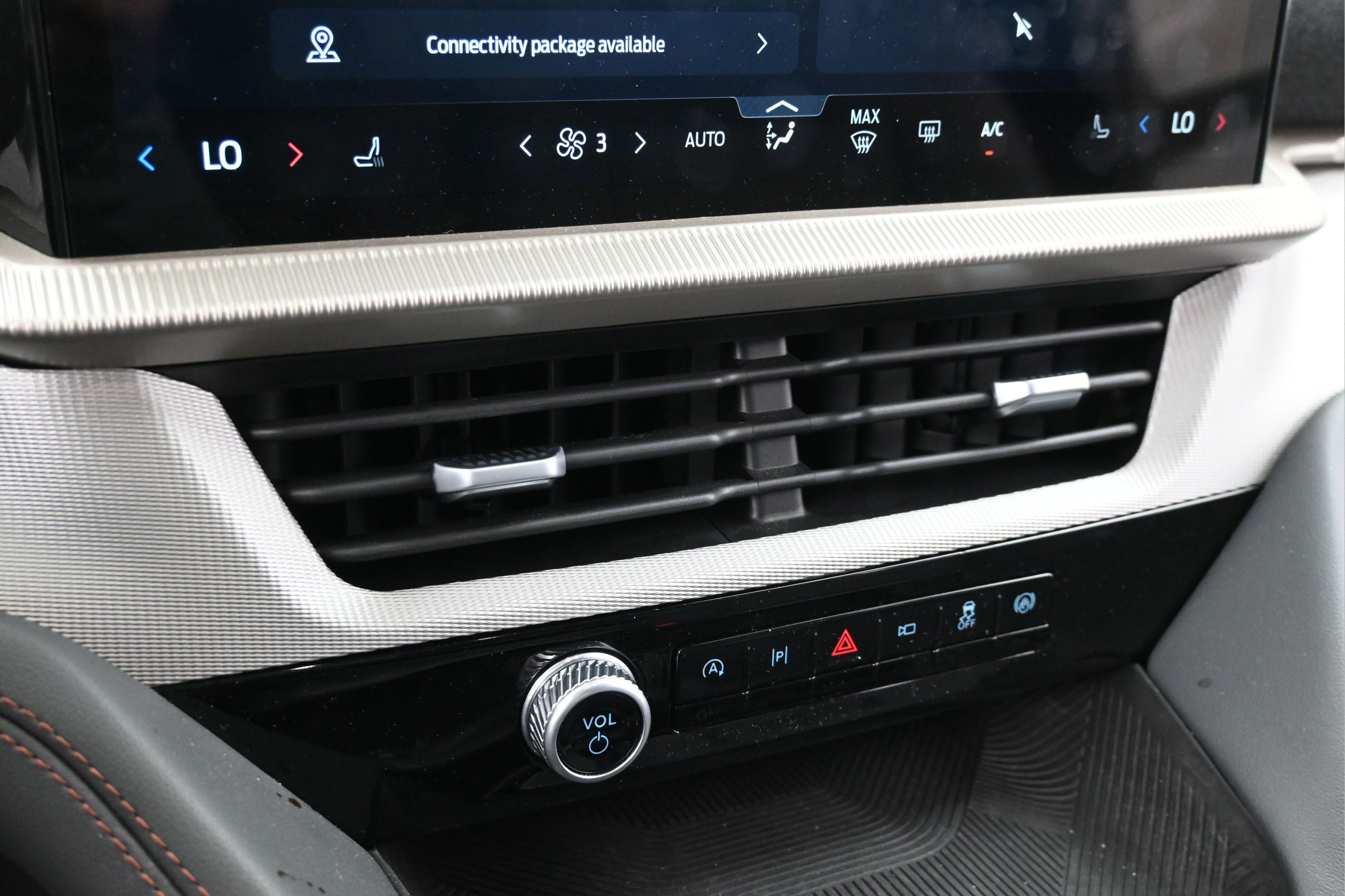 Used 2025 Ford Explorer Active RWD image 19
