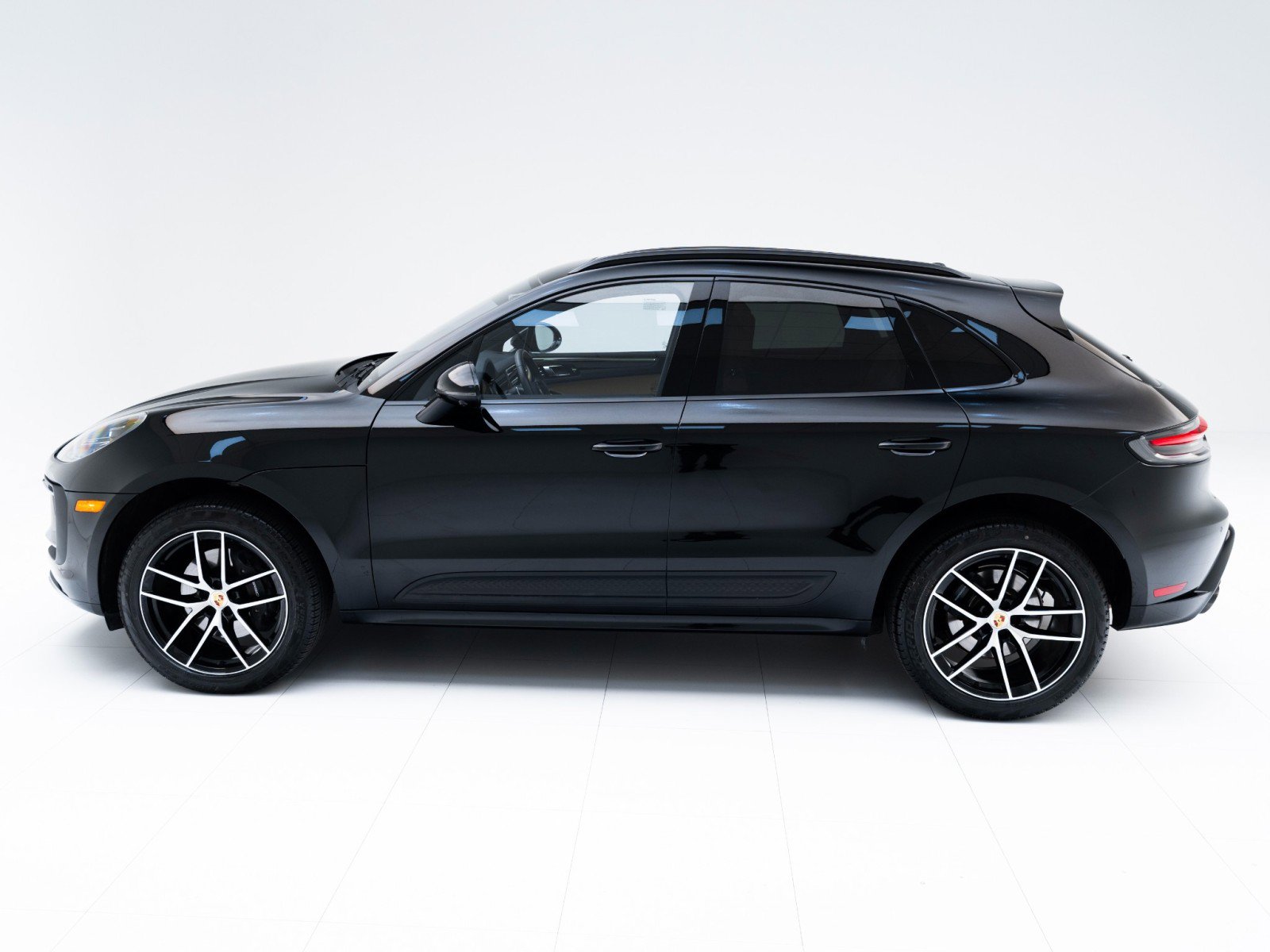 Certified 2025 Porsche Macan AWD/4WD image 2