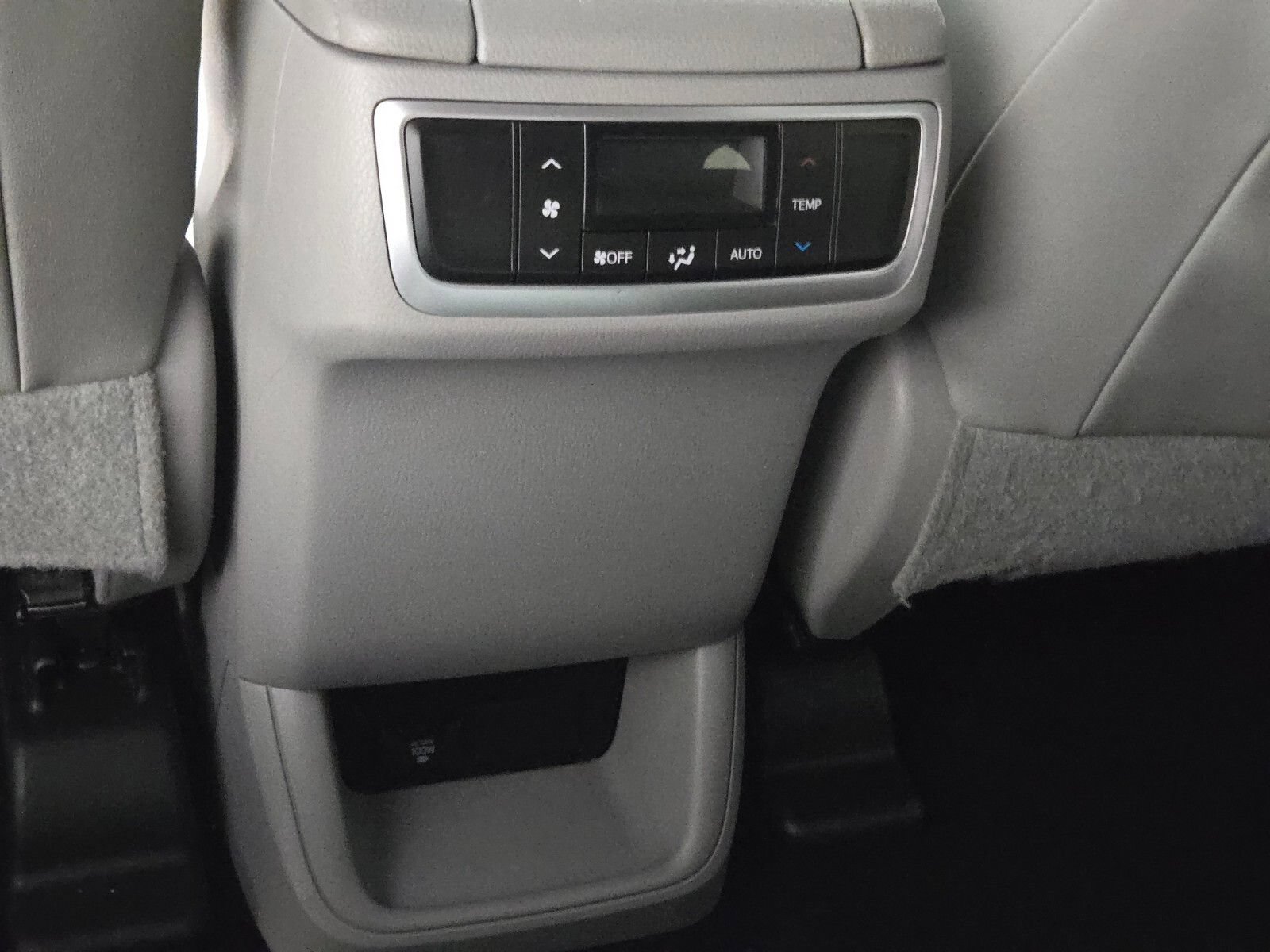 Used 2014 Toyota Highlander XLE FWD image 16