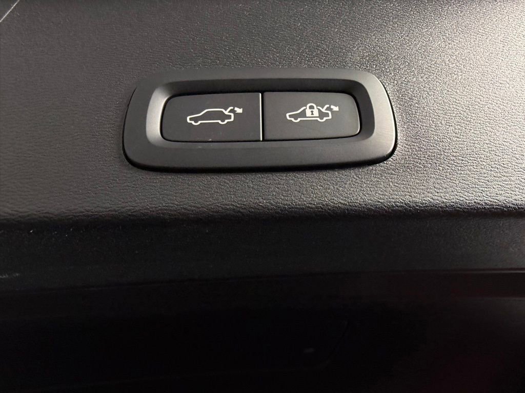 Used 2025 Volvo XC40 B5 Plus image 29