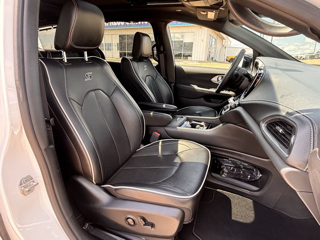 Used 2025 Chrysler Pacifica Limited FWD image 30