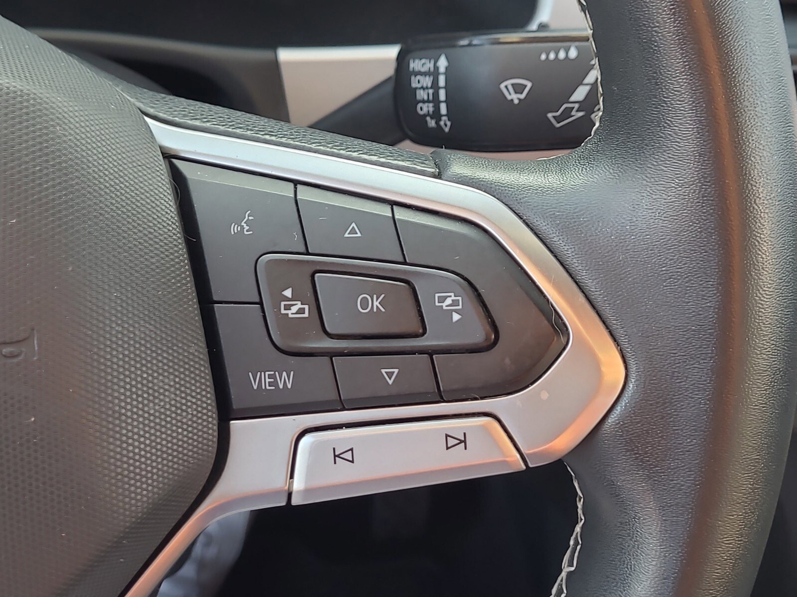 Used 2022 Volkswagen Atlas Cross Sport SE w/ Panoramic Sunroof Package image 24