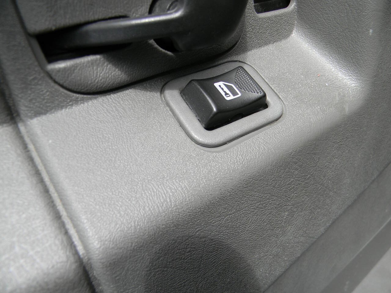Used 2018 Chevrolet Express 2500 w/ Driver Convenience Package RWD image 8