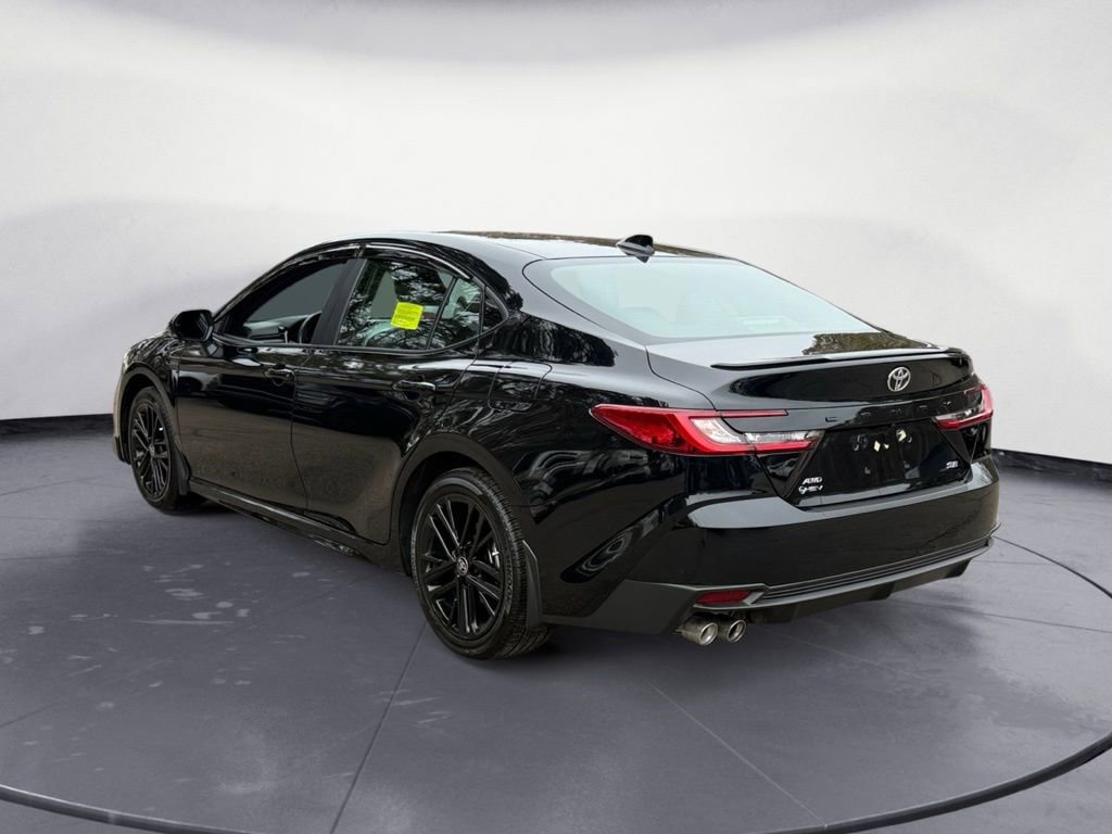 Used 2025 Toyota Camry SE image 3